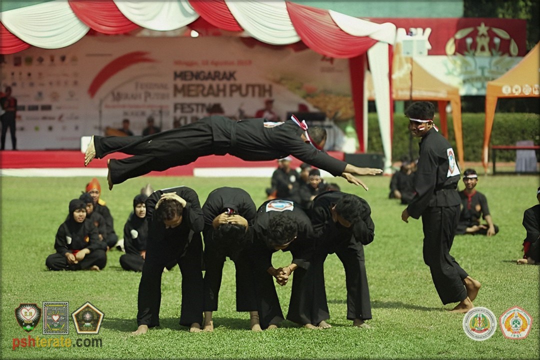 <a href="https://www.pshterate.com/"><img src="Aksi Loncatan Harimau Adegan Atlet Pencak Silat.jpg" alt="Jelaskan Teknik Dalam Pencak Silat"></a>