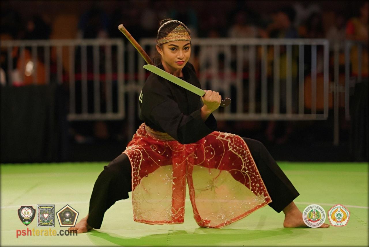 <a href="https://www.pshterate.com/"><img src="Teknik Kuda Kuda Pose Atlet Seni Pencak Silat Toyak dan Belati.jpg" alt="Jelaskan Teknik Dalam Pencak Silat"></a>